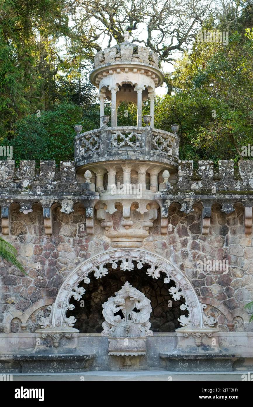 Sintra, Portugal, Europa. Ene 2022. Quinta da Regaleira, la arquitectura evoca los estilos romano, gótico, renacentista y manuelino. Fundada en 1904 Foto de stock