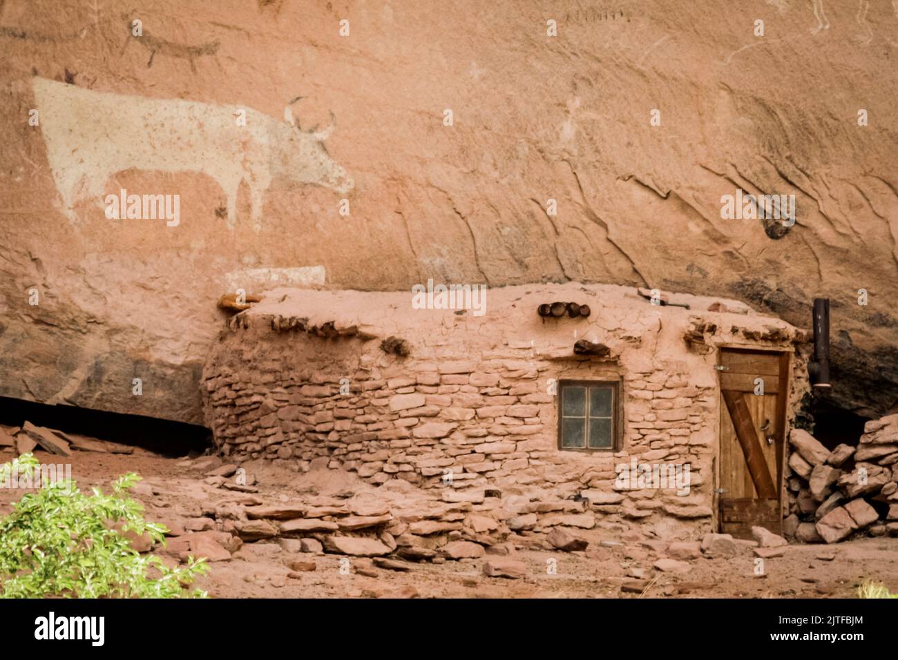 Cañón de Chelley, Arizona. EE.UU. Nación Navajo. Petroglifo y antigua vivienda de adobe. Foto de stock