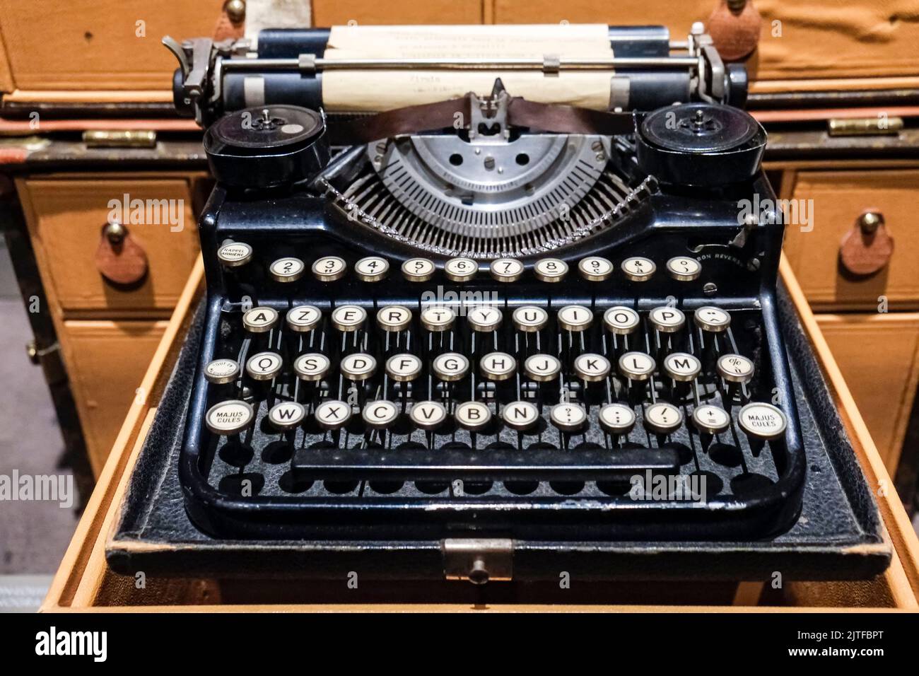 Nueva York, NY, USA Máquina de escribir antigua con llaves en francés Foto de stock