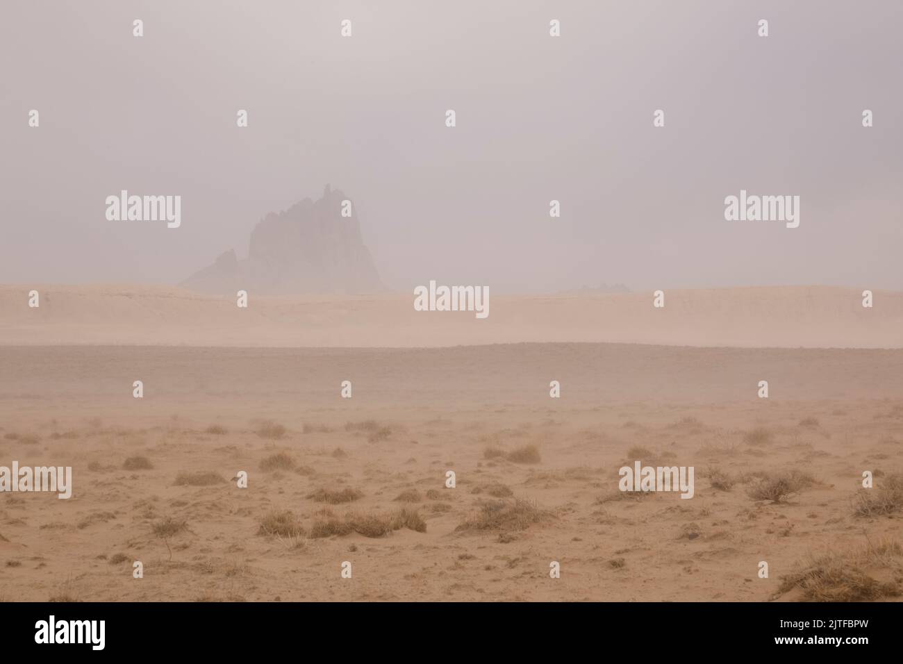 Shiprock, Nuevo México, Nación Navajo, Estados Unidos tormenta de polvo con Shiprock en el fondo Foto de stock