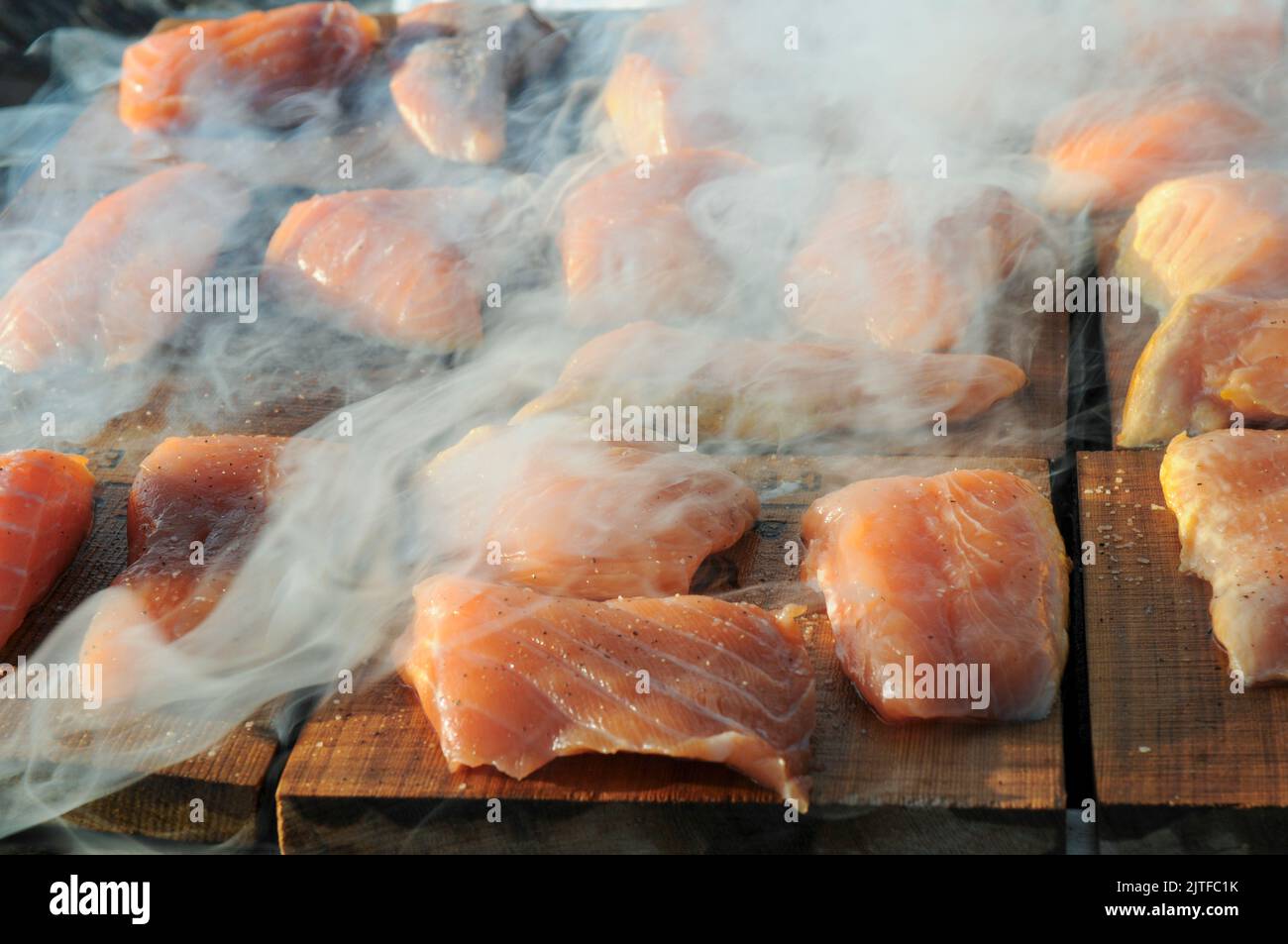 Santa Fe, New Mexico, United States.Salmon abrasando en una tabla de madera Foto de stock
