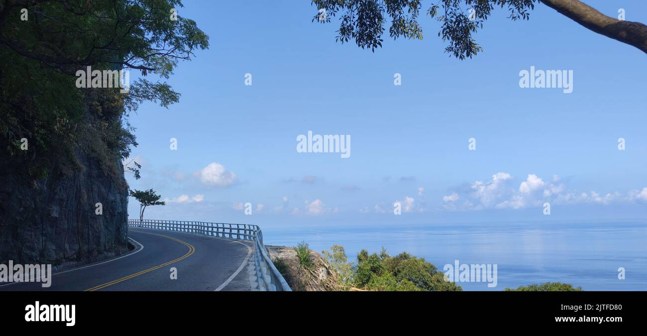 Suhua Highway, Yilan - Aug 29, 2022 : Los acantilados del océano de Chingshui son los acantilados costeros más altos en Taiwán Foto de stock