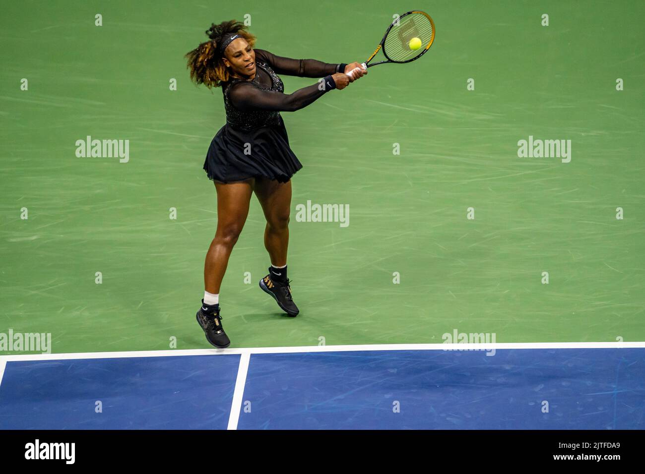 Serena Willaims compitiendo en la primera ronda de su final Grand Slam Tennis en el US Open 2022. Foto de stock