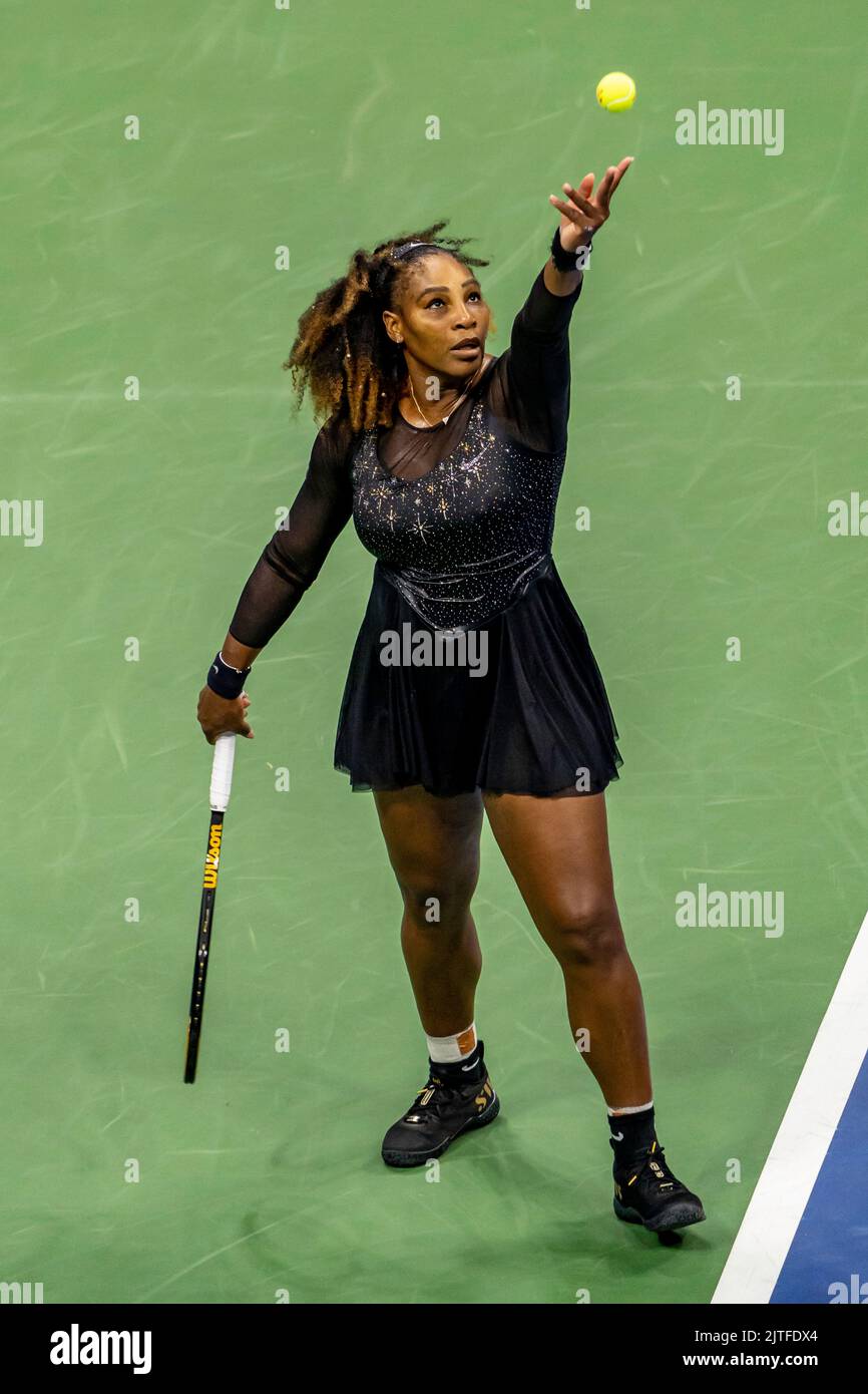 Serena Willaims compitiendo en la primera ronda de su final Grand Slam Tennis en el US Open 2022. Foto de stock