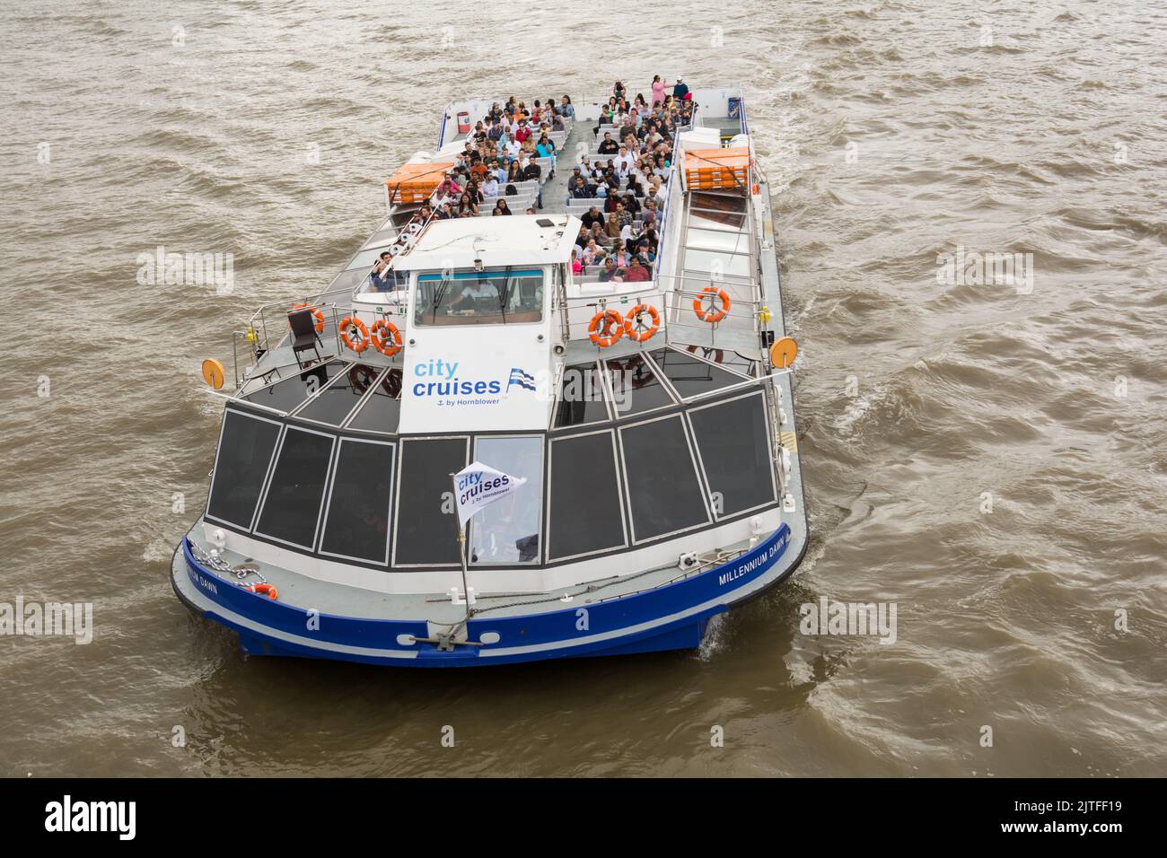 Primer plano de los turistas a bordo del barco de placer Millennium Dawn A City Cruises en el río Támesis, Londres, Inglaterra, Reino Unido Foto de stock