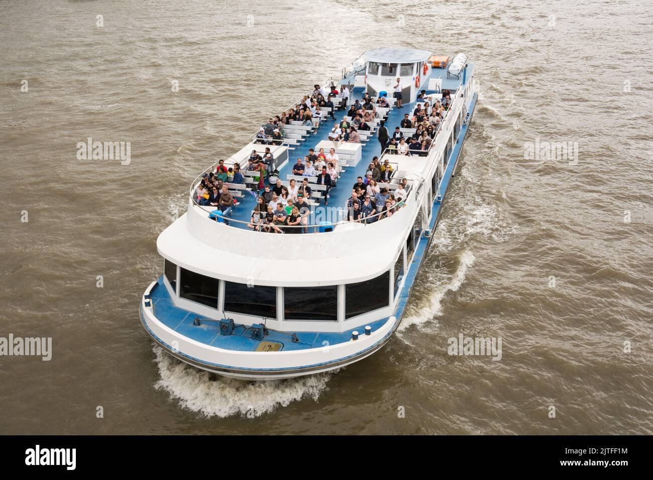 Primer plano de los turistas a bordo de un barco de placer en el río Támesis, Londres, Inglaterra, Reino Unido Foto de stock