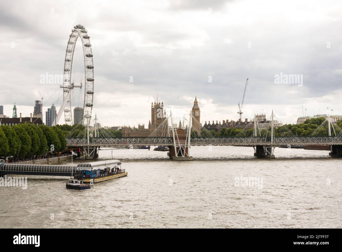 Las Casas del Parlamento, Hungerford Bridge y Millenium Wheel vistas desde Waterloo Bridge, Londres, Inglaterra, Reino Unido Foto de stock