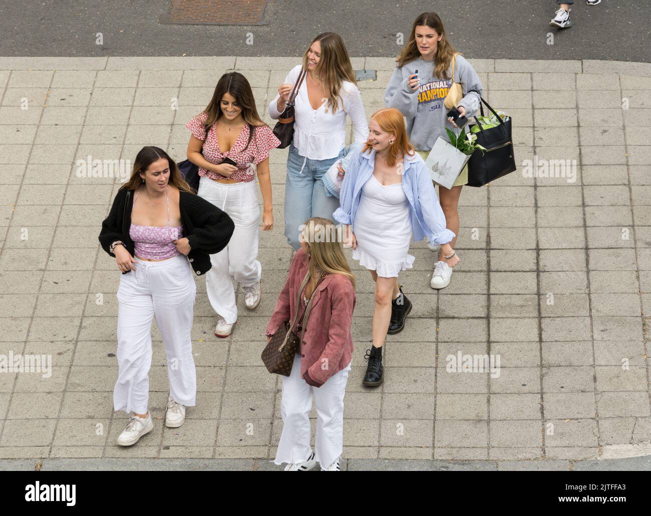 Un grupo de mujeres jóvenes en el centro de Londres Foto de stock