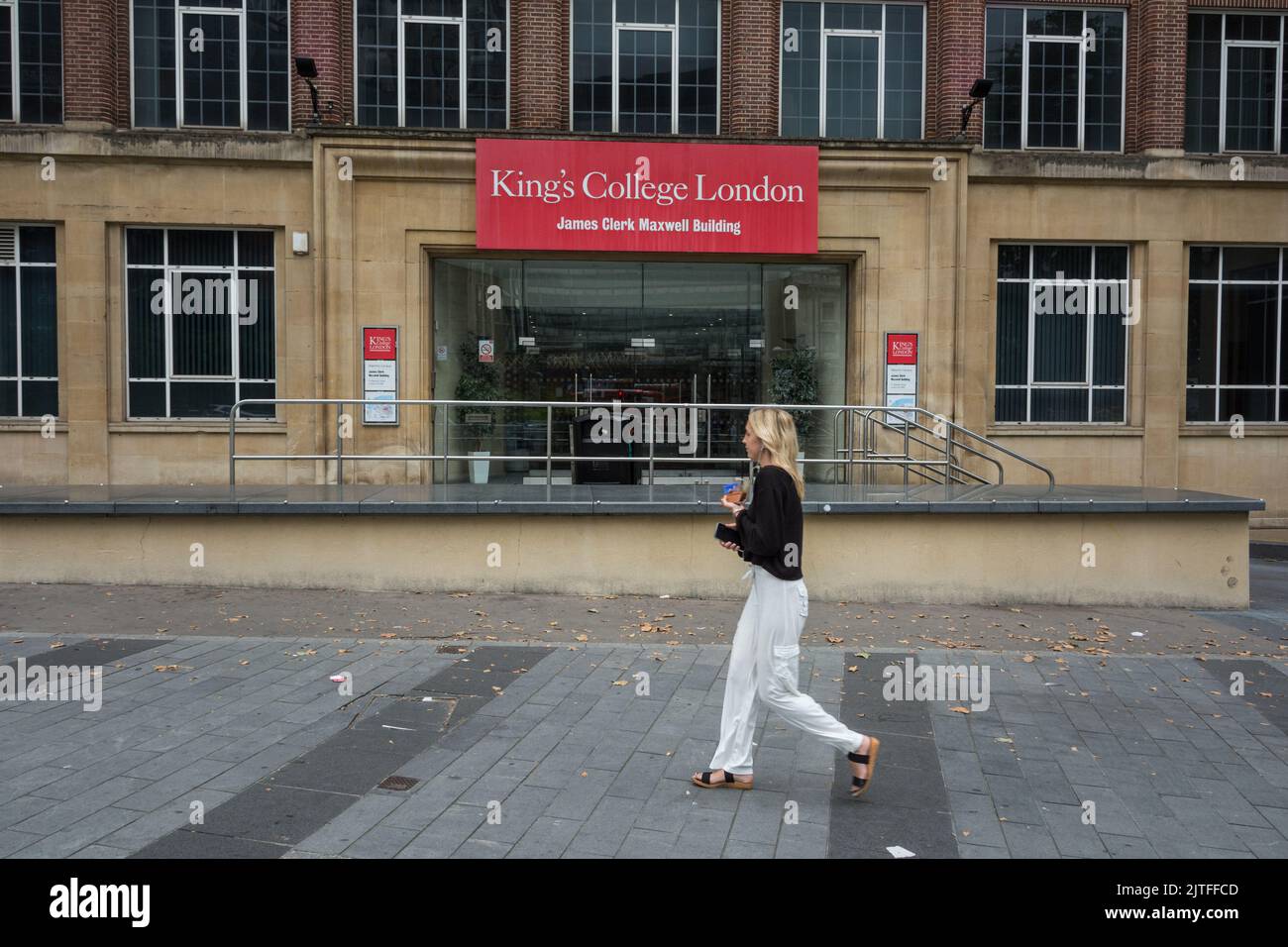 La entrada al edificio James Clerk Maxwell, King's College London, Waterloo, Lambeth, Inglaterra, REINO UNIDO Foto de stock