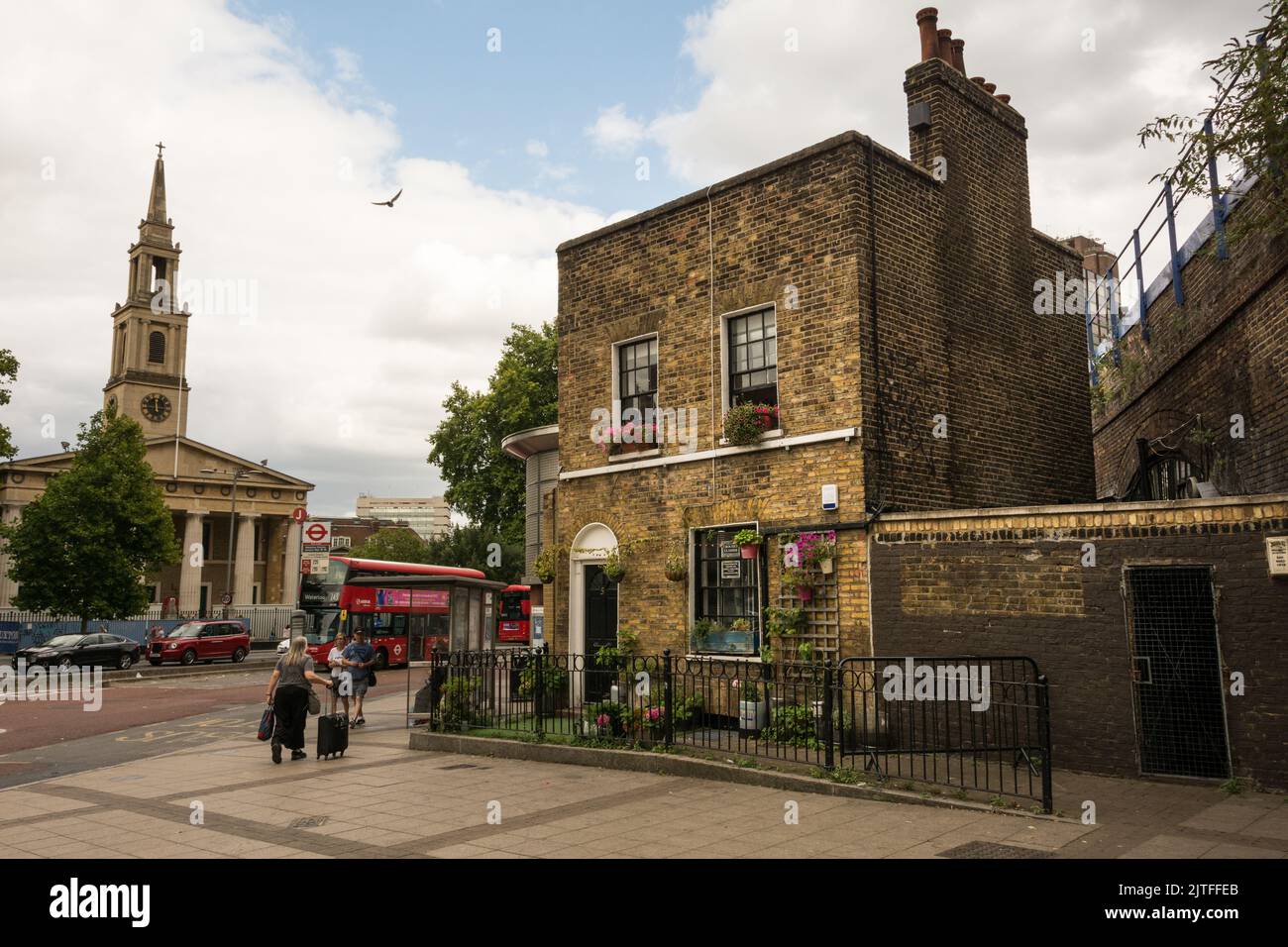 Una solitaria casa adosada a la izquierda de pie fuera de Waterloo Station, Southbank, Londres, SE1, Inglaterra, REINO UNIDO Foto de stock