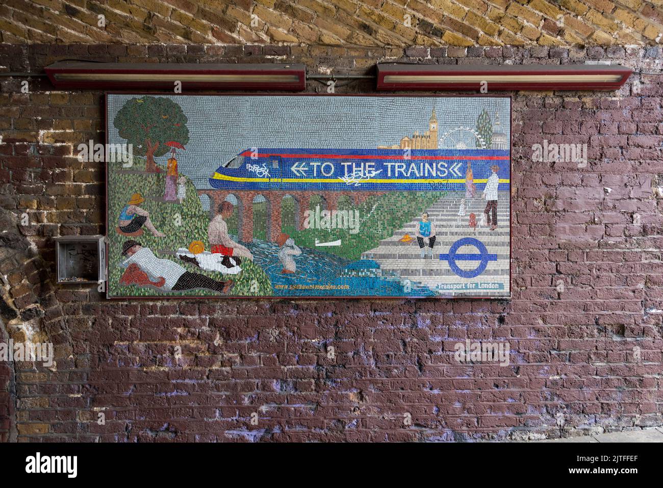 Transporte para el mosaico de Londres bajo los arcos del ferrocarril en la estación Waterloo de Londres que representa a los famosos bañistas puntillistas de Georges Seurat en Asnières Foto de stock