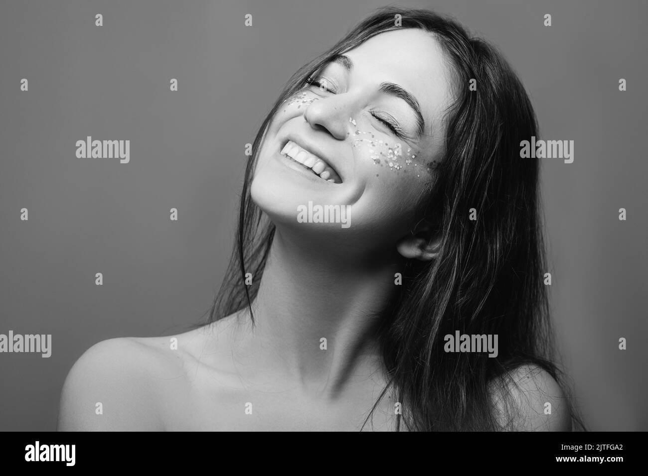 mujer joven belleza piel fresca toothy sonrisa Foto de stock