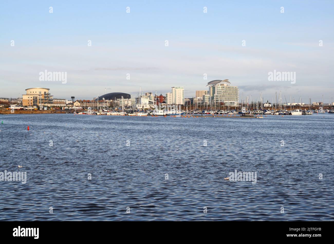 Vista panorámica de la bahía de Cardiff a través del agua, Gales Reino Unido Foto de stock