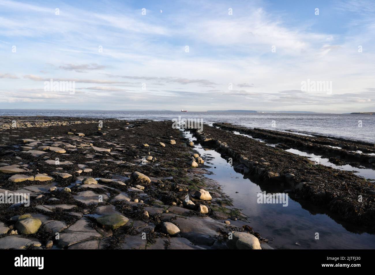 Severn Estuary Coast y Lavernock Point Beach en Gales, Reino Unido, costa galesa. Playa tranquila y vacía. La costa británica. Vista panorámica de la playa y el cielo Foto de stock