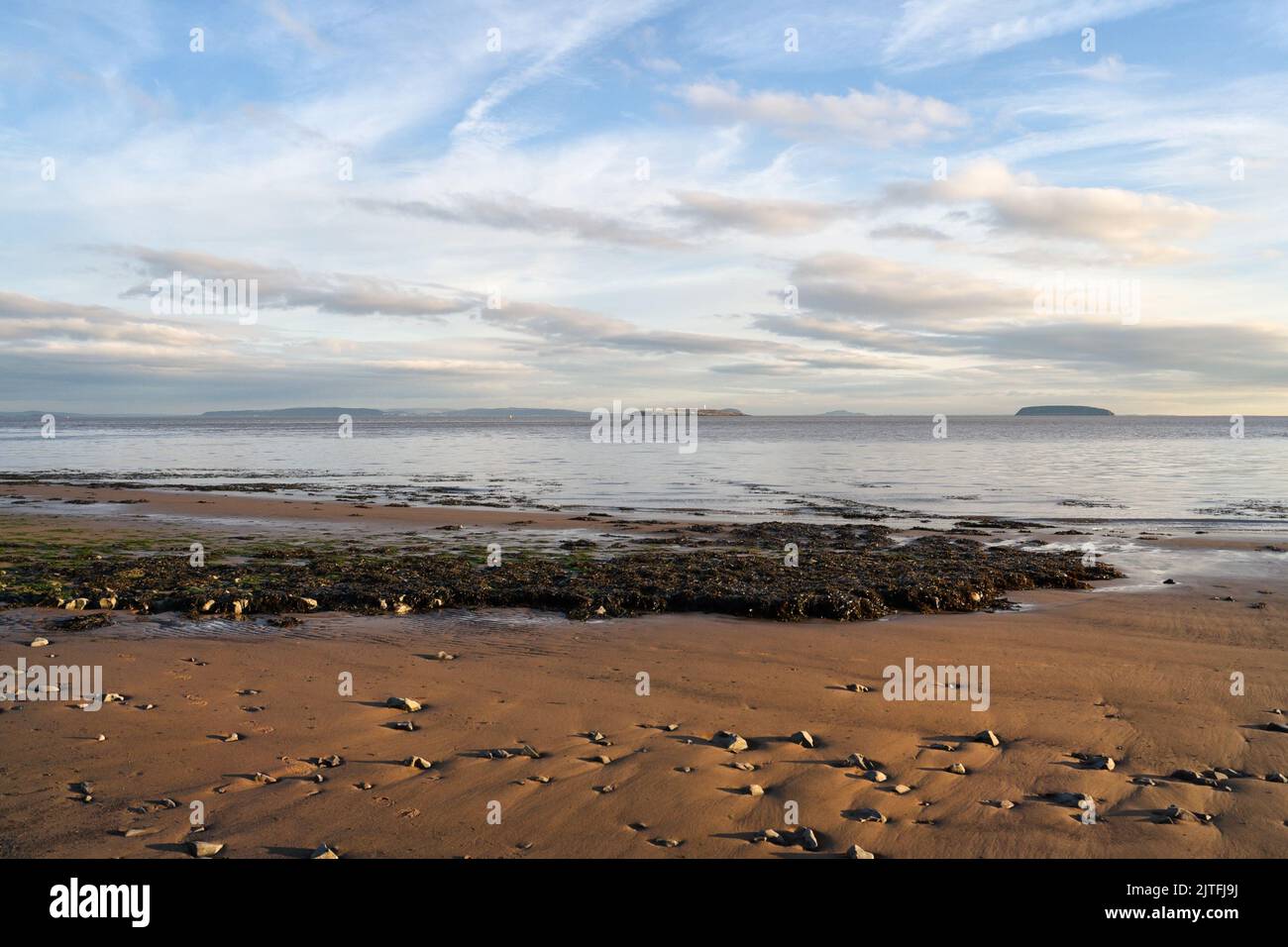 Severn Estuary Coast y Lavernock Point Beach en Gales, Reino Unido, costa galesa. Playa tranquila y vacía. La costa británica. Vista panorámica de la playa y el cielo Foto de stock