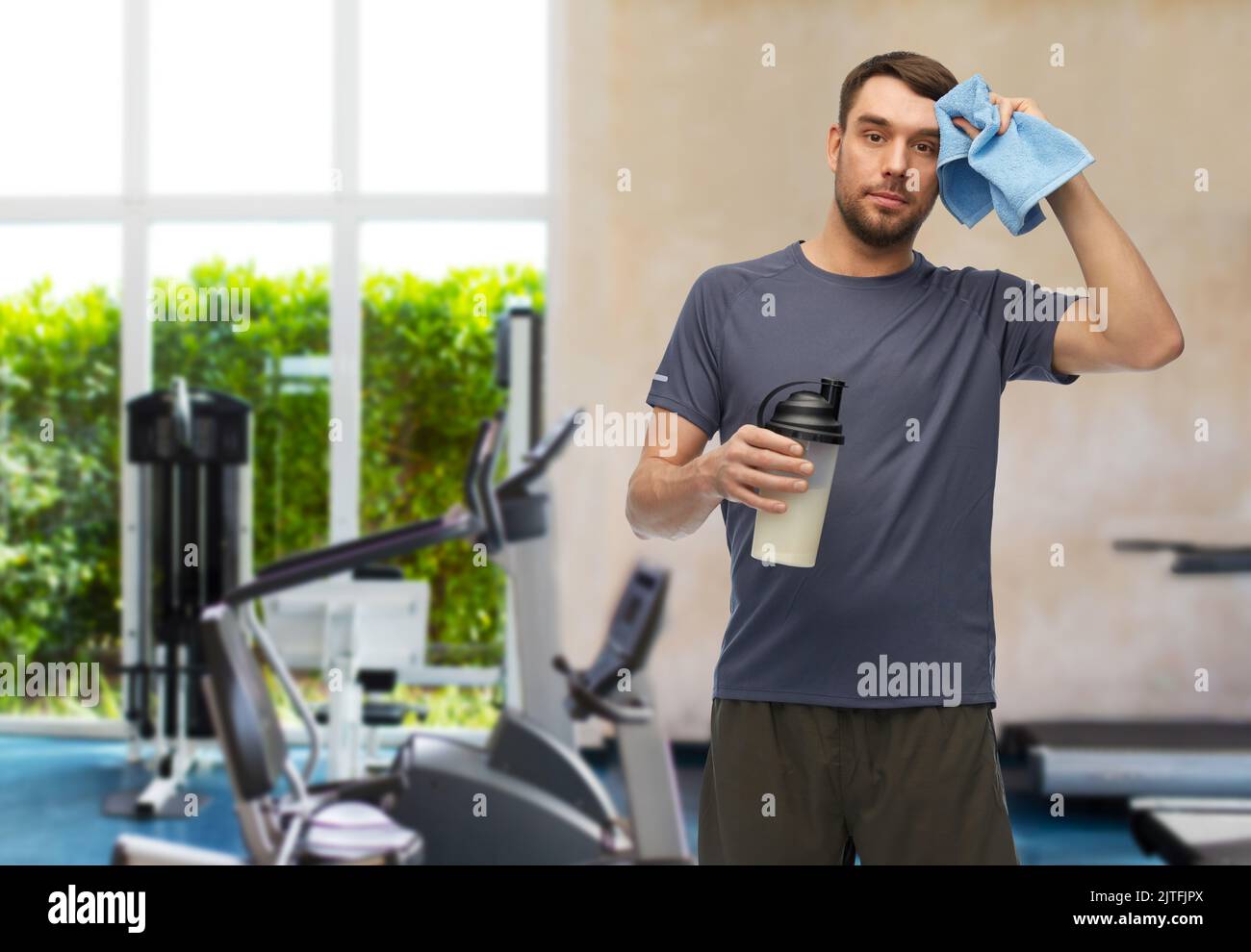 deportivo hombre con toalla en manos rutina de ejercicio gimnasio de cerca  22053427 Foto de stock en Vecteezy