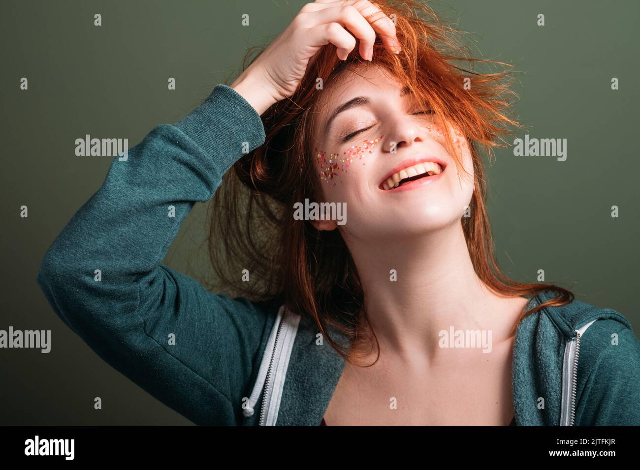 mujer joven linda diversión felicidad peinado Foto de stock