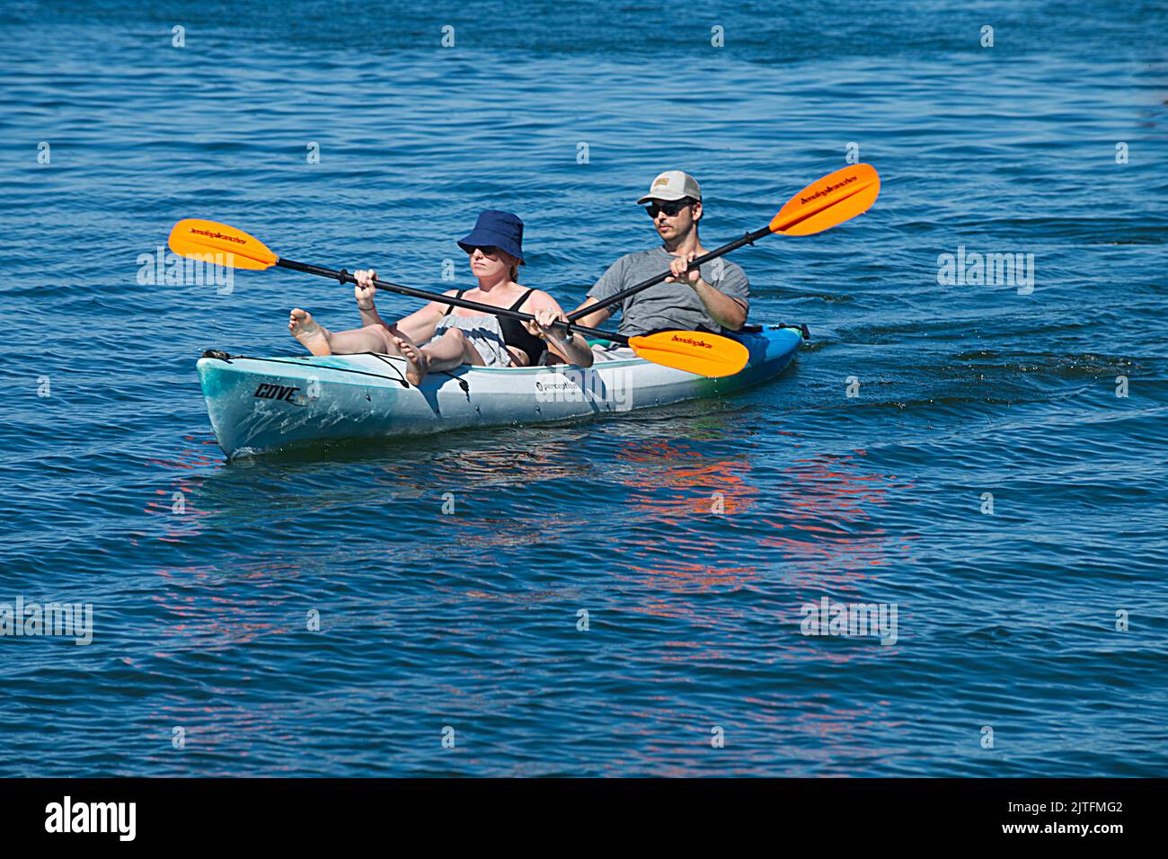 Un par de paseos en kayak por el río Bass en Dennis, Massachusetts en Cape Cod, Estados Unidos Foto de stock