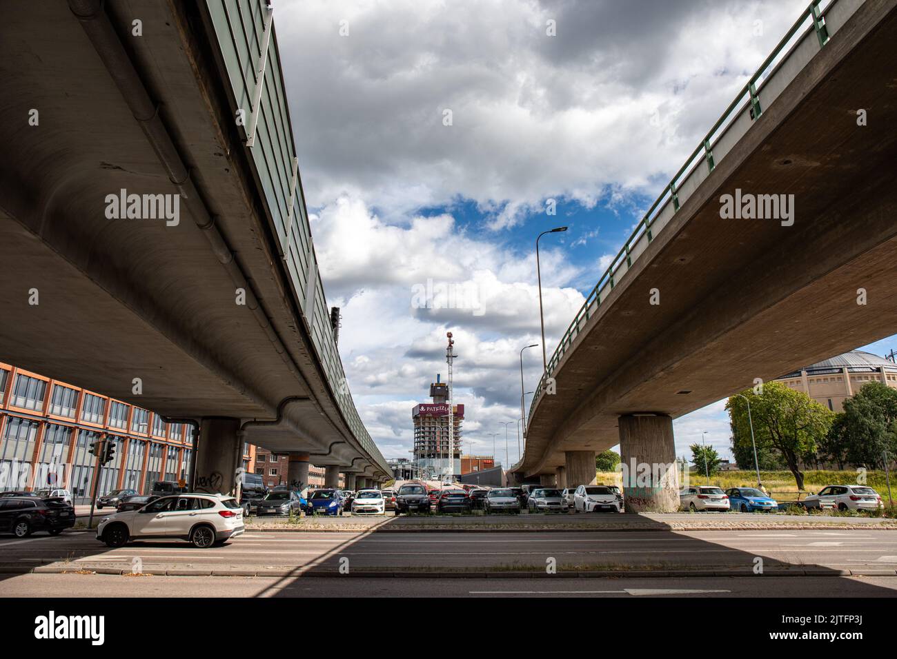 Ángulo bajo de los puentes de hormigón en el distrito de Sörnäinen de Helsinki, Finlandia Foto de stock