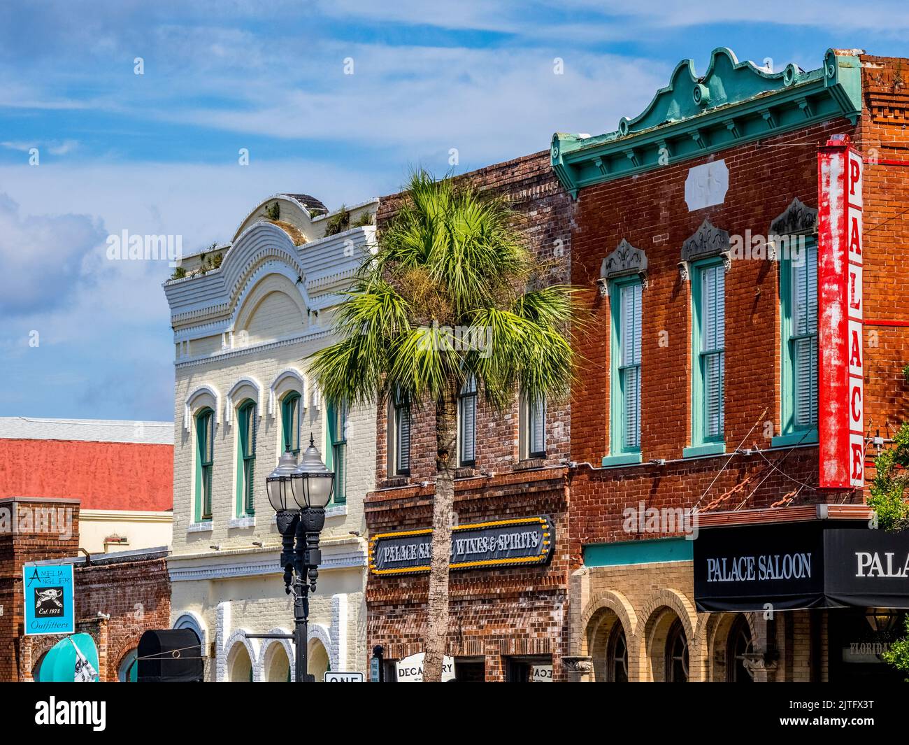 Los edificios en la calle del centro en el pueblo de Fernandina Beach en Amelia Island Florida USA Foto de stock