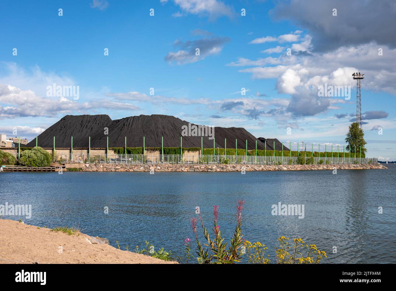 Existencias de carbón Hanasaari de la central de energía de Helen en Helsinki, Finlandia Foto de stock