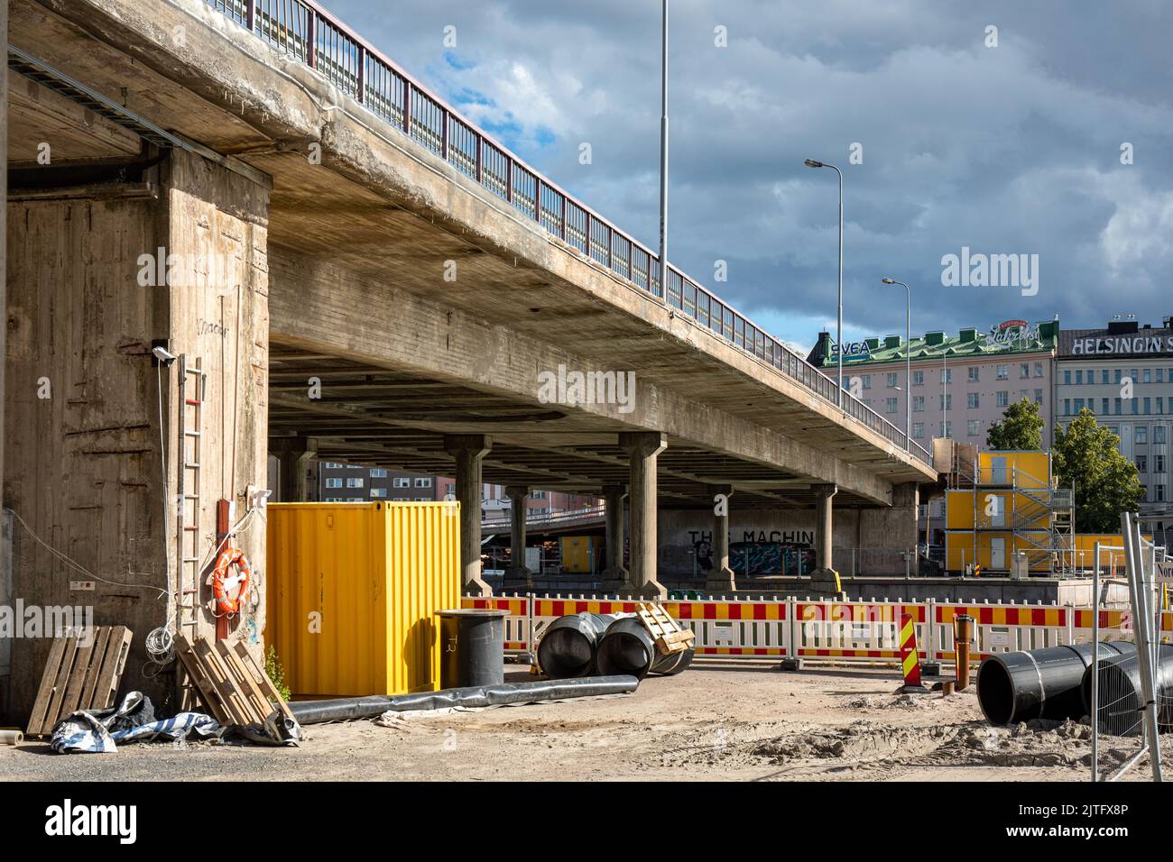 Hakaniemen silta o el puente Hakaniemi en Helsinki, Finlandia Foto de stock