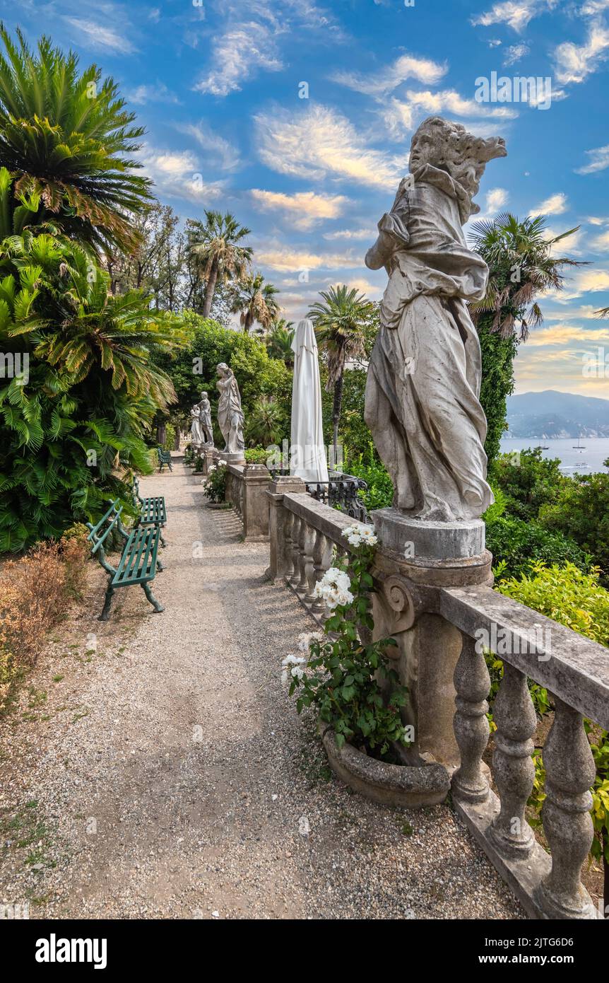 Estatuas en el jardín y el parque de Villa Durazzo. Santa Margherita, Ligure, Italia. Foto de stock