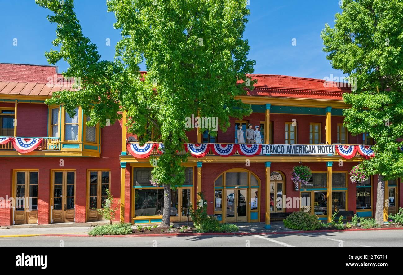 California, Yreka, Old Town, Franco American Hotel, comenzó en 1855, maniquíes en el balcón Foto de stock