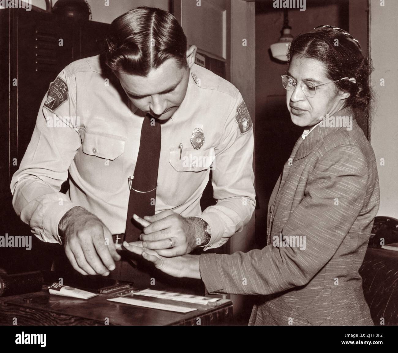 Rosa Parks siendo tomado el 22 de febrero de 1956 por el Teniente D.H. Lackey como una de las personas acusadas como líderes del boicot a los autobuses de Montgomery. Fue una de las 73 personas que fueron devueltas por los diputados ese día después de que un gran jurado acusó a 113 afroamericanos por organizar el boicot. Esto fue unos meses después de su arresto el 1 de diciembre de 1955, por negarse a entregar su asiento a un pasajero blanco en un autobús municipal segregado en Montgomery, Alabama. Foto de stock