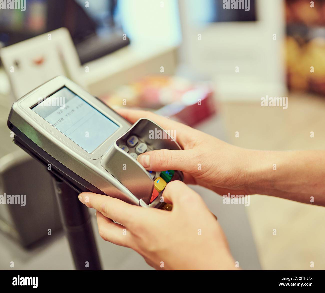 Introduzca su PIN para completar la transacción. Primer plano de una