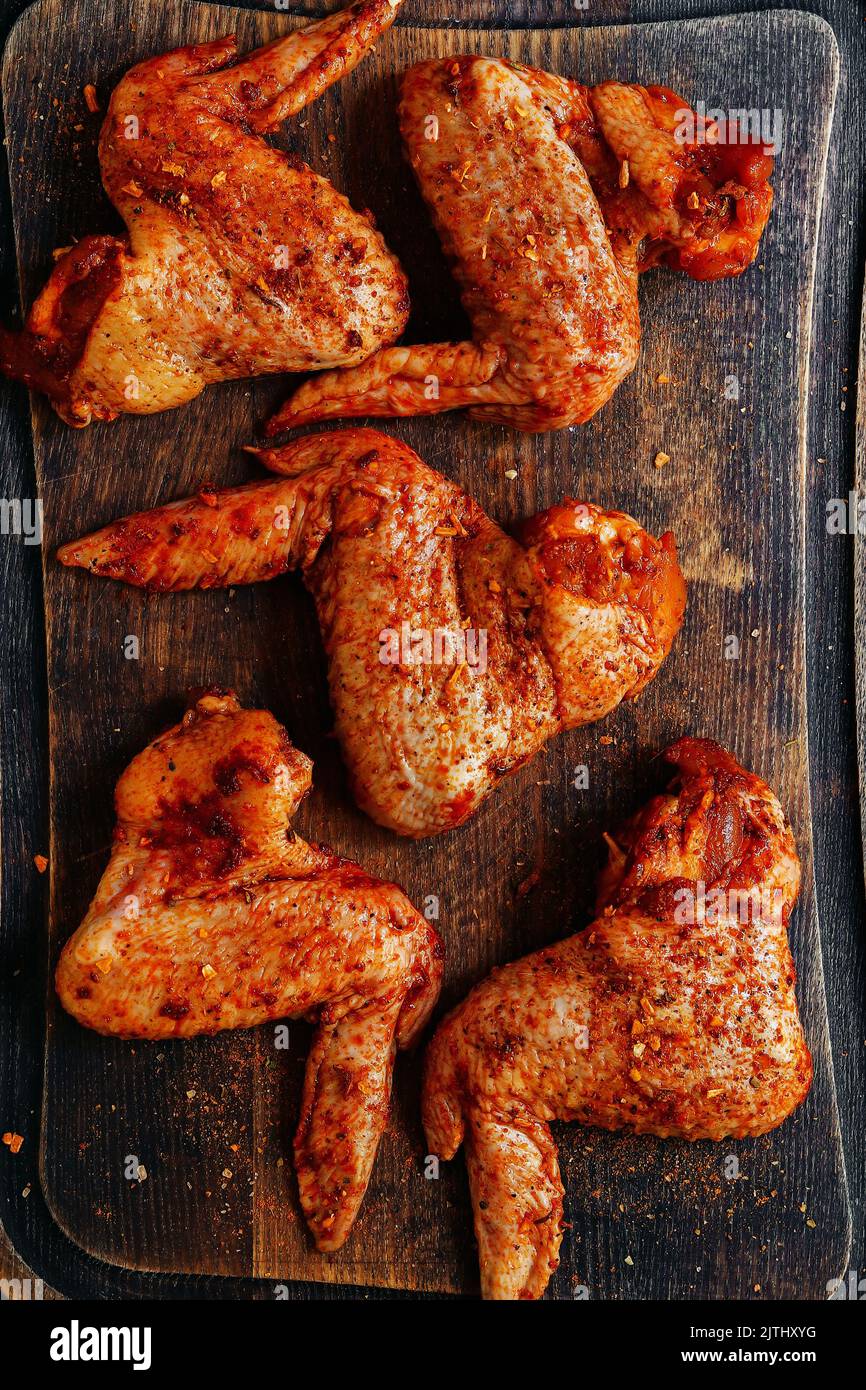 Carne de pollo cruda marinada alitas bbq fotografías e imágenes de alta  resolución - Alamy