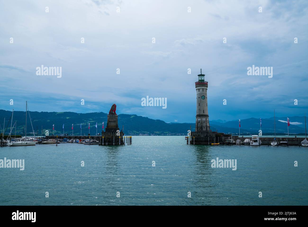 Alemania, el puerto del faro de Lindau Antiguos edificios en el lago bodensee con vistas a la costa austríaca Foto de stock