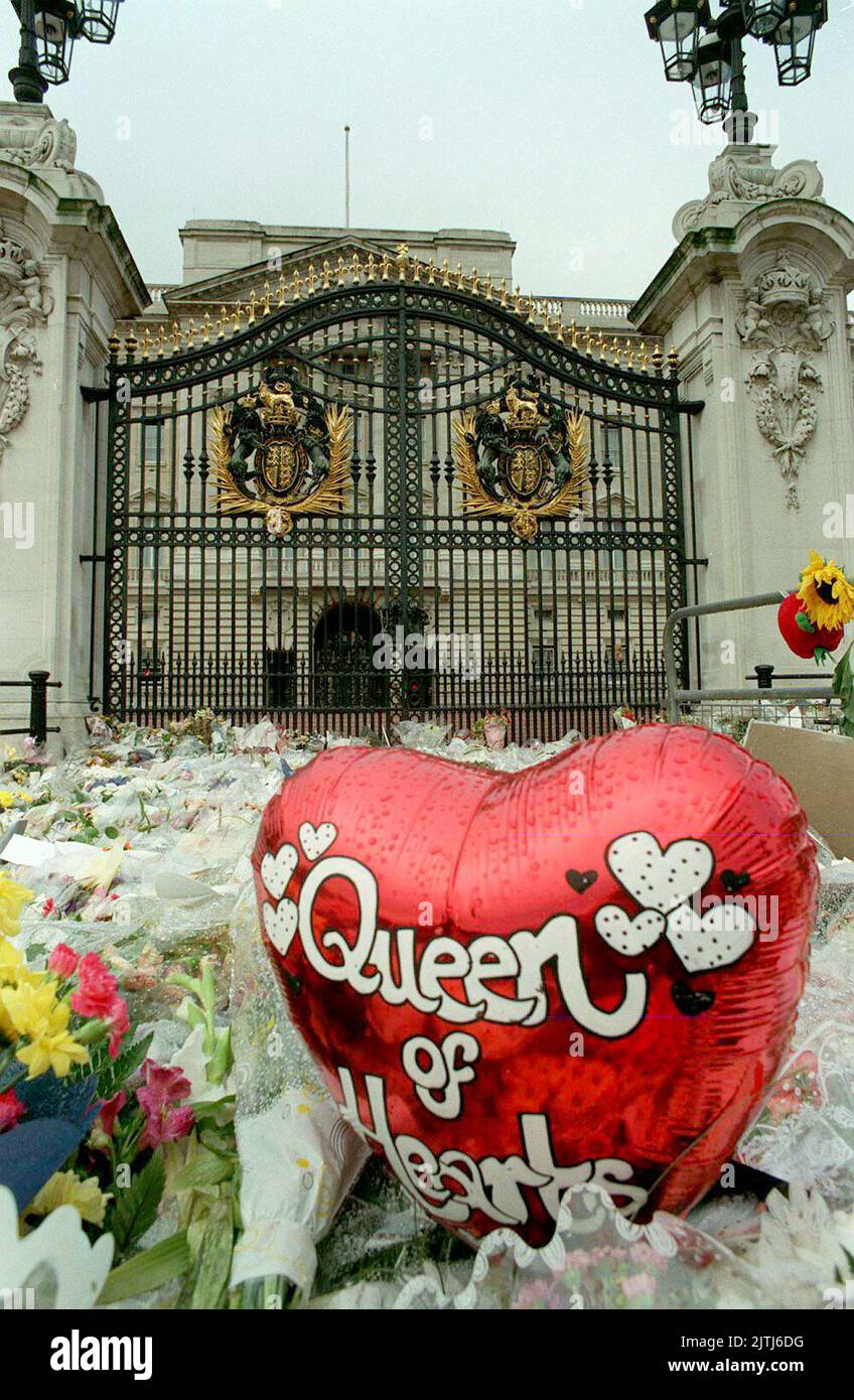 Foto del archivo fechada el 04/09/97 de ninguna bandera vuela en el Palacio de Buckingham de Londres hoy (jueves) que es el protocolo habitual cuando la Reina no está en residencia como hoy marca el 25th aniversario de la muerte de Diana, Princesa de Gales. Fecha de la foto: Miércoles 31 de agosto de 2022. Foto de stock