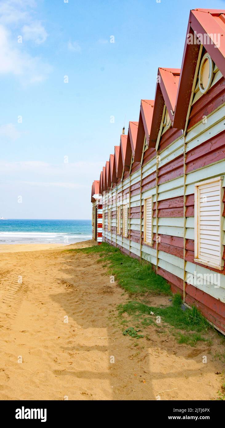 Cabañas de colores en la playa de Muskiz, Vizcaya, España, Europa Foto de stock