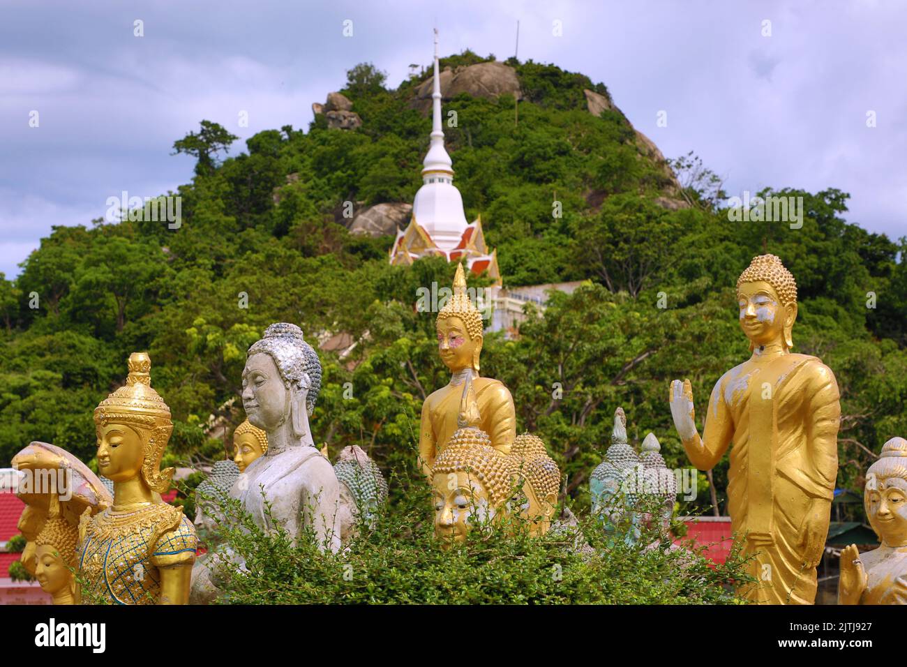 Templo Khao Takiab en la colina de Chopsticks con estatuas de Buda en primer plano, Hua Hin, Tailandia Foto de stock