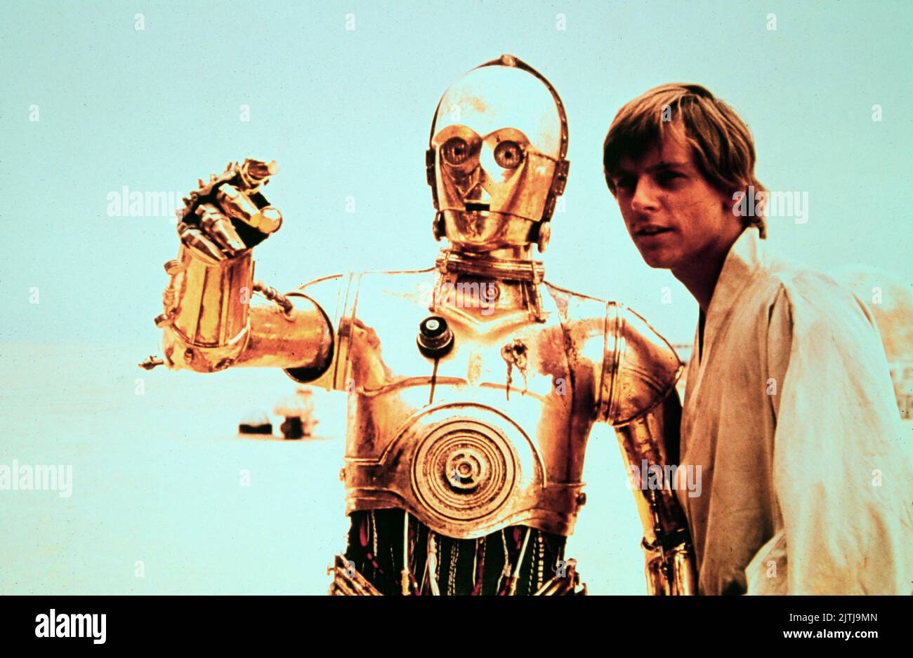 Star Wars, alias Krieg der Sterne, EE.UU. 1977, Región: George Lucas, Charaktere: C-3PO y Mark Hamill als Luke Skywalker Foto de stock