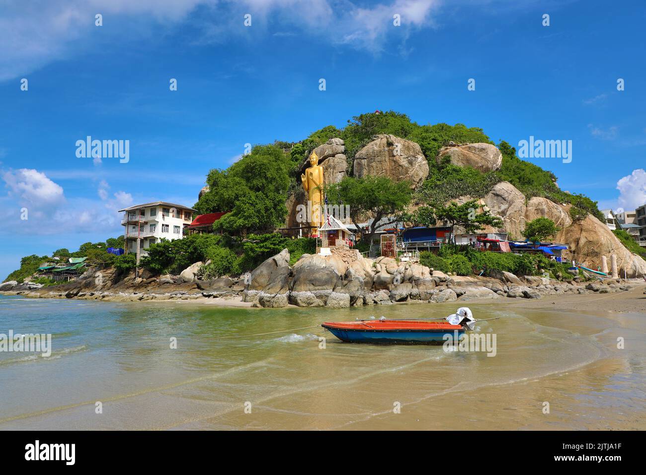 Estatua de buda de Oro, Templo y playa Khao Takiab, Nong Kae, Hua Hin, Tailandia Foto de stock