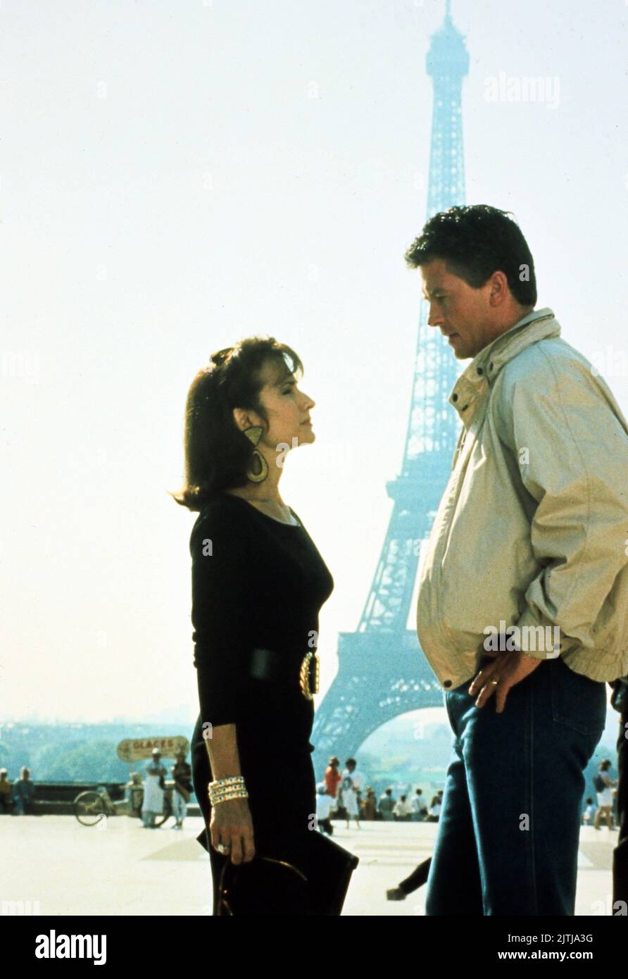 Dallas, Fernsehserie, EE.UU. 1978 - 1991, Darsteller: Morgan Brittany (?), Patrick Duffy vor dem Eiffelturm en París, Frankreich. Foto de stock