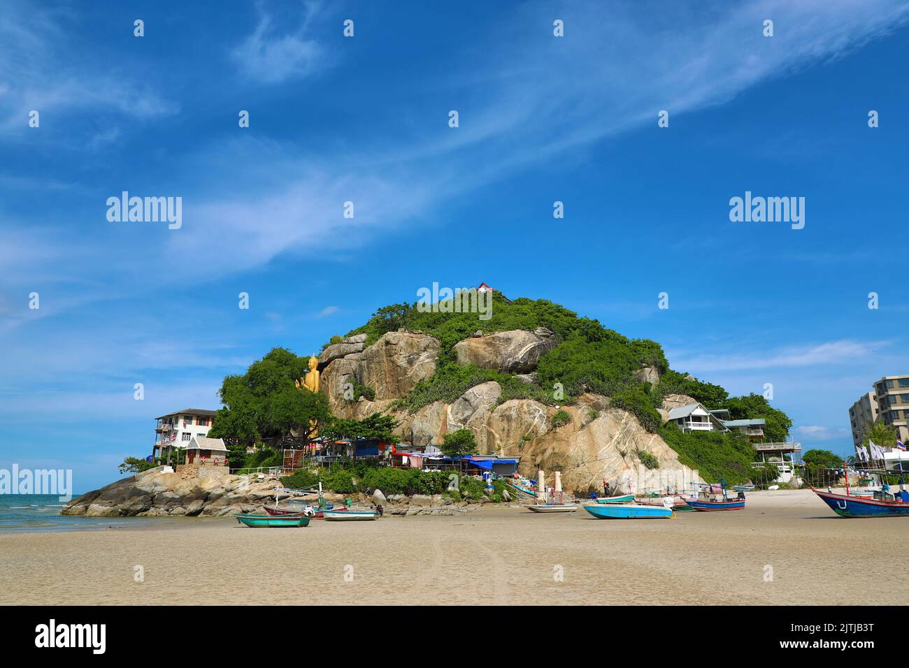 Khao Takiab playa y templo detrás, Nong Kae, Hua Hin, Tailandia Foto de stock