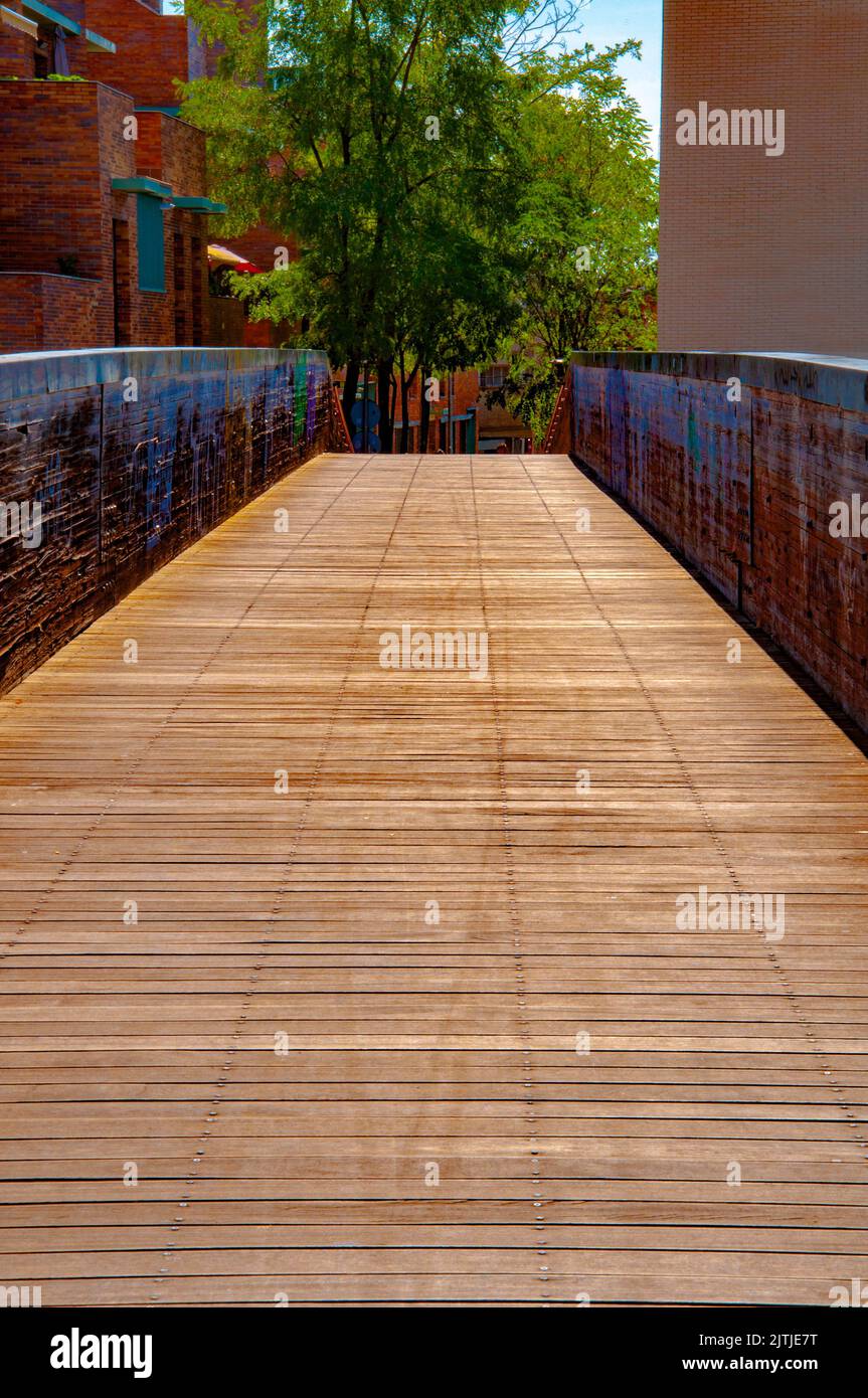 Perspectiva decreciente sobre el colorido puente urbano de madera en San sebastián de los Reyes , Madrid, España Foto de stock