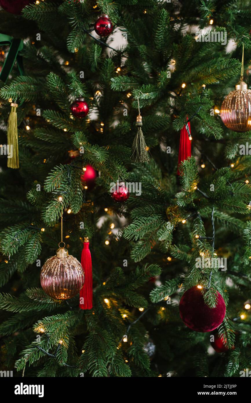 Instantánea de las decoraciones de Navidad consagradas en el árbol de Navidad Foto de stock