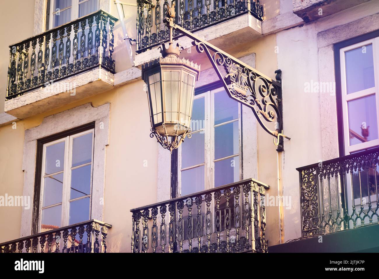 Balcones con faroles de época y hierro forjado en Lisboa. Arquitectura típica en la capital de Portugal. Foto de stock