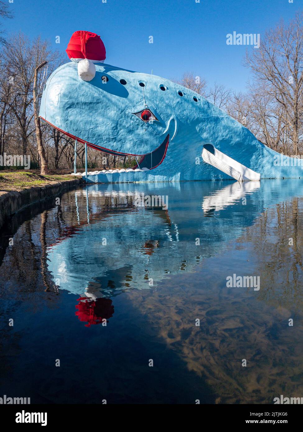 Ballena Azul de Catoosa en la Ruta 66 cerca de Tulsa en Oklahoma. Aquí está usando un sombrero de Navidad Foto de stock