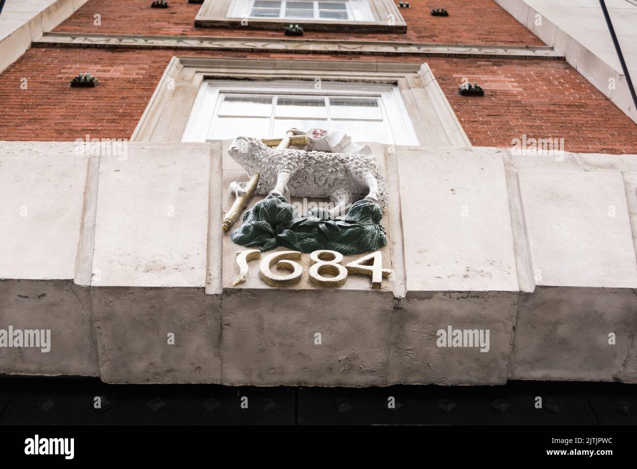The Holy Lamb and Flag sobre la entrada al Middle Temple, Inns of Court, Londres, Inglaterra, Reino Unido. Foto de stock