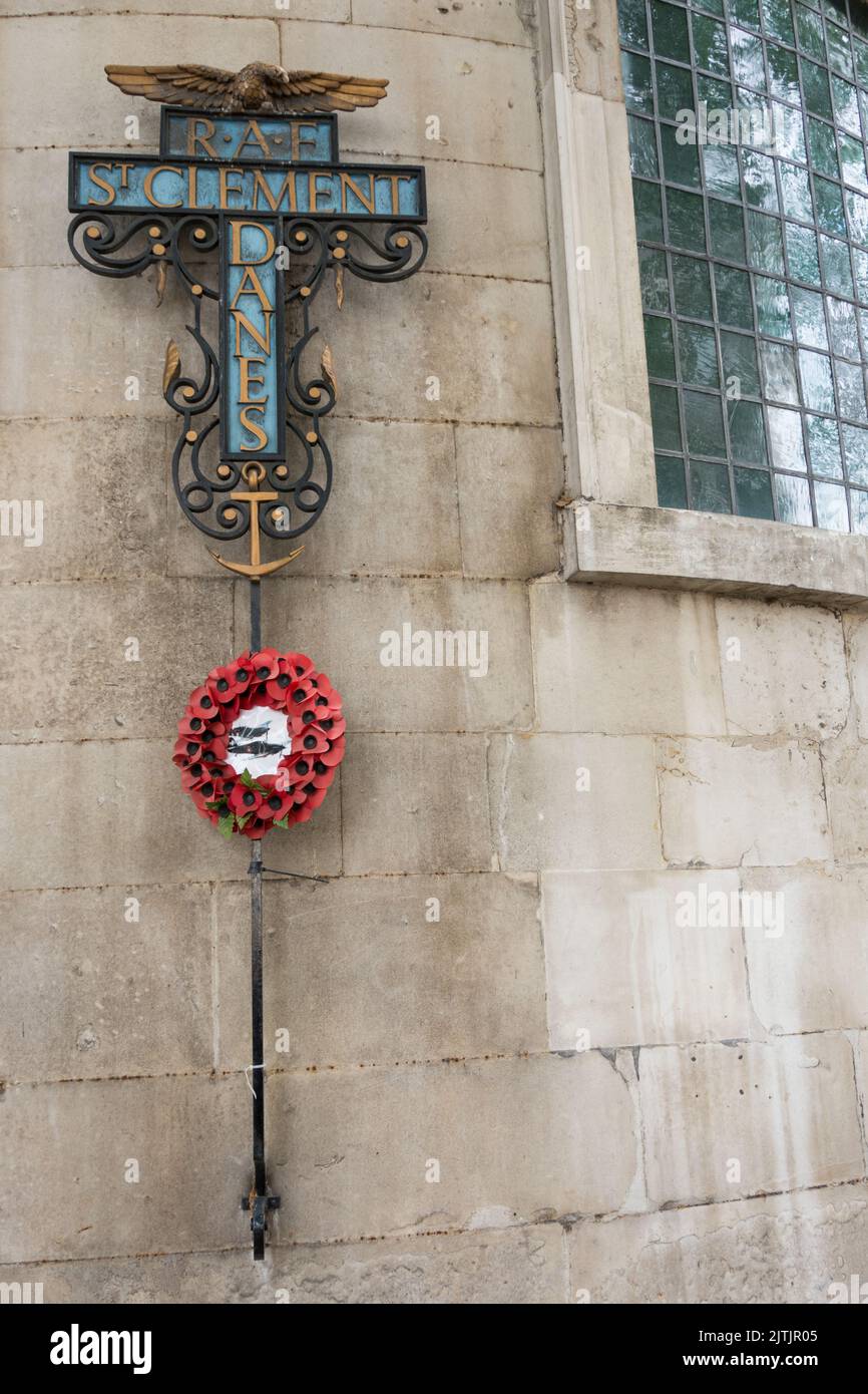 Monumento a la RAF en las afueras de la iglesia St Clement Danes de Sir Christopher Wren, Strand, Londres, Inglaterra, Reino Unido Foto de stock