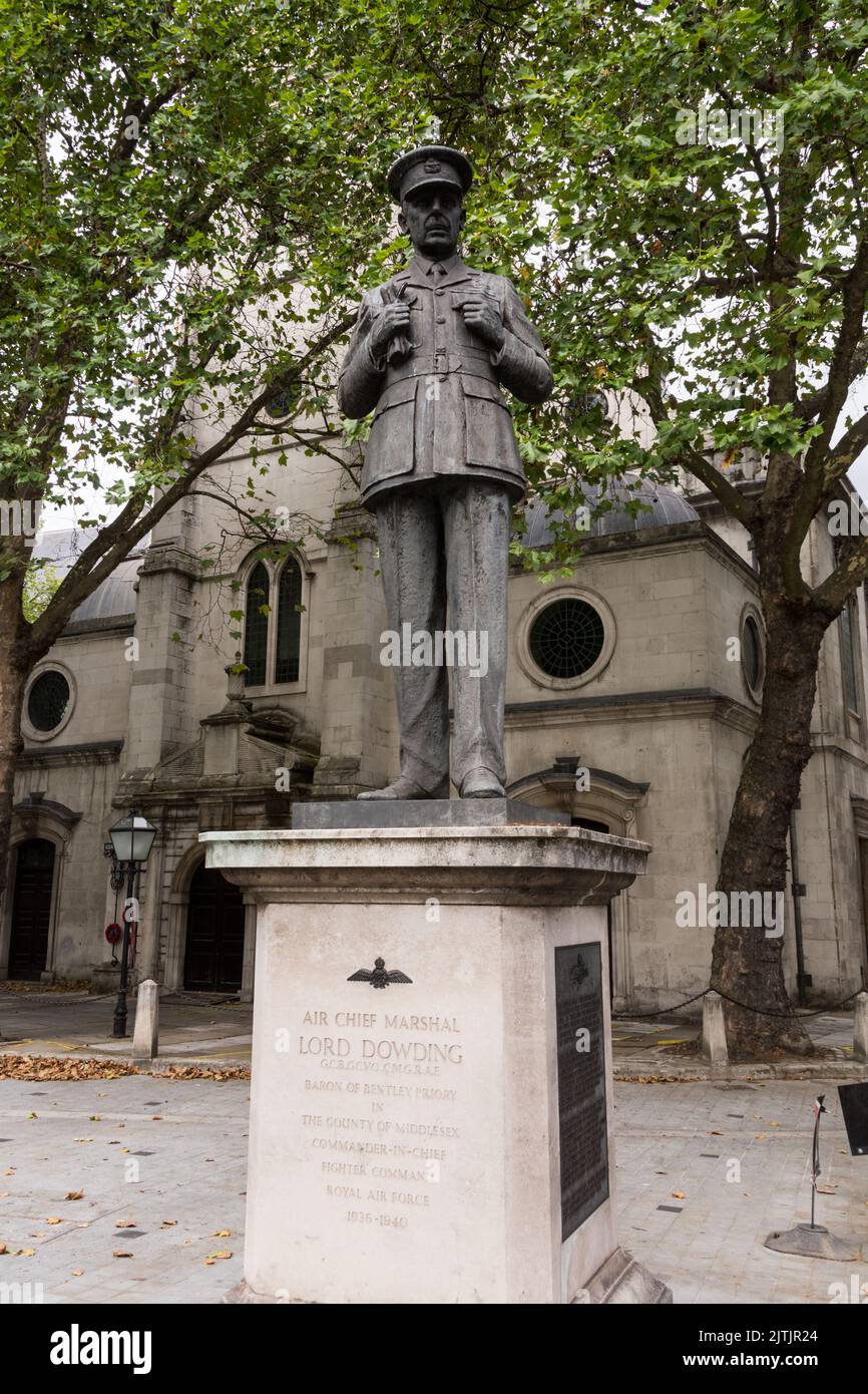 Estatua del Mariscal Jefe del Aire Lord Dowding, Barón de Bentley Prior, en las afueras de la Iglesia de San Clemente Danés, Strand, Londres, Inglaterra, Reino Unido Foto de stock