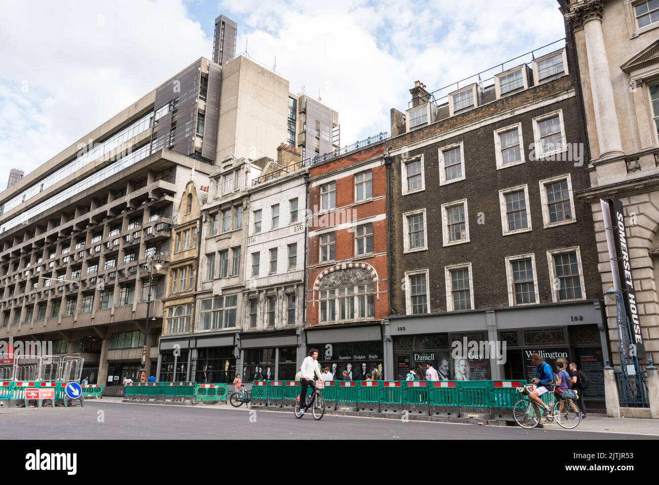 Una fila de edificios victorianos en terrazas en The Strand, propiedad del King's College London, que estaban por ser demolidos pero ahora se han salvado Foto de stock