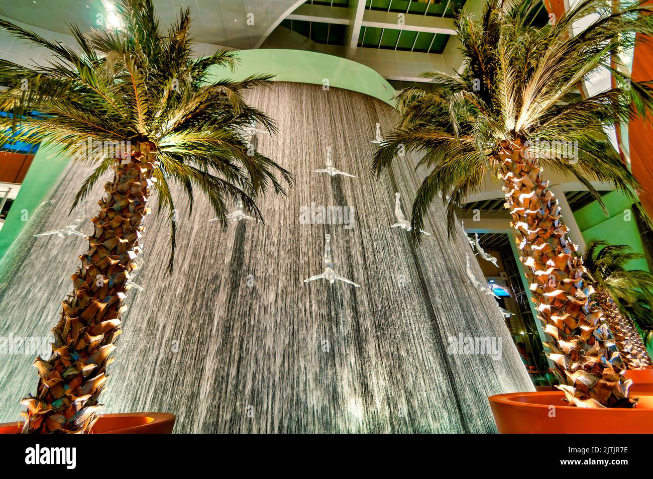 Cascada en el Dubai Mall, Emiratos Árabes Unidos Foto de stock