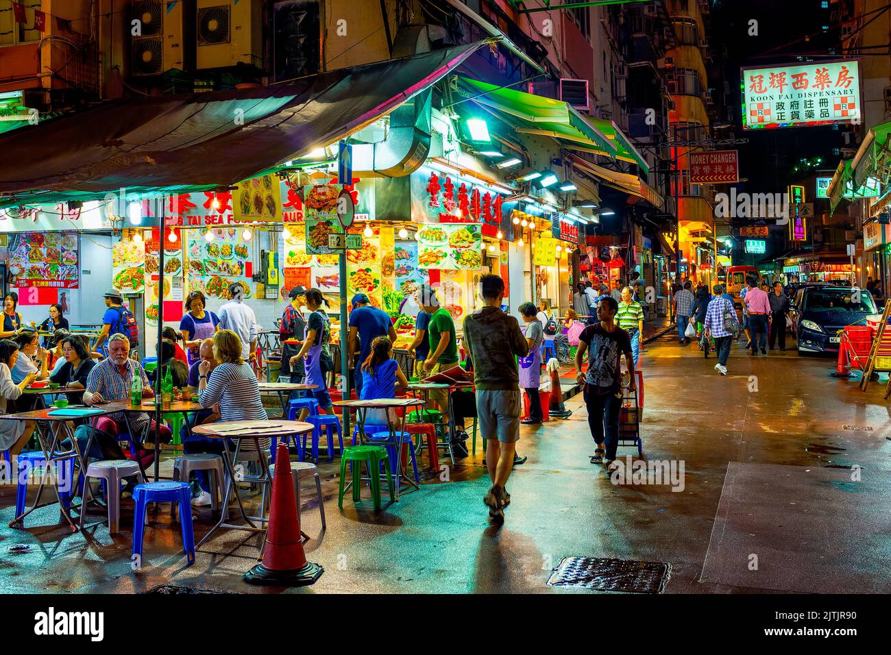 Restaurante en el mercado nocturno de la calle Temple, Kowloon, Hong Kong, China Foto de stock