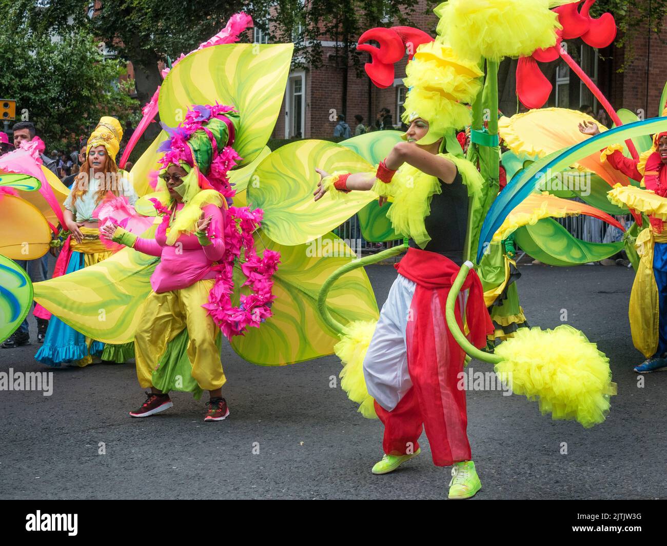 2022 de agosto de 29 - Reino Unido - Yorkshire - Leeds West Indian Carnival - bailarines coloridos en el desfile en Harehills Lane Foto de stock